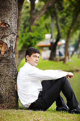 포토 JPG 주간 전신 서양인 외국인 나무 식물 해외기획촬영 공원 2011년태국 남자 포즈 비즈니스 모션 휴식 한명 사람 앉기 정장 잔디 20대 성인 야외 도시 직장인 비즈니스맨 남자만 남자한명만 성인남자만 청년만 청년남자만 청년남자한명만 성인한명만 성인남자한명만 성인만 국내포토 자연요소 직업 1 옷 공공시설 컨셉 인종 청년 파일형식