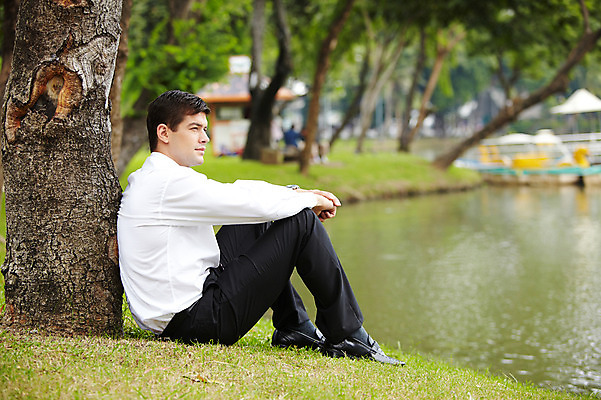 포토 JPG 주간 전신 서양인 외국인 나무 식물 해외기획촬영 공원 2011년태국 남자 호수 포즈 비즈니스 모션 휴식 한명 사람 앉기 정장 잔디 20대 성인 야외 옆모습 도시 직장인 비즈니스맨 남자만 남자한명만 성인남자만 청년만 청년남자만 청년남자한명만 성인한명만 성인남자한명만 성인만 국내포토 자연요소 직업 1 옷 공공시설 뷰포인트 컨셉 인종 청년 파일형식