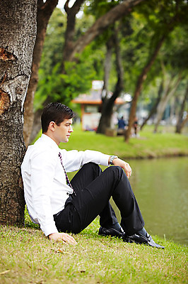 포토 JPG 주간 전신 서양인 외국인 나무 식물 해외기획촬영 공원 2011년태국 남자 호수 포즈 비즈니스 모션 휴식 한명 사람 앉기 정장 잔디 20대 성인 야외 옆모습 도시 직장인 비즈니스맨 남자만 남자한명만 성인남자만 청년만 청년남자만 청년남자한명만 성인한명만 성인남자한명만 성인만 국내포토 자연요소 직업 1 옷 공공시설 뷰포인트 컨셉 인종 청년 파일형식