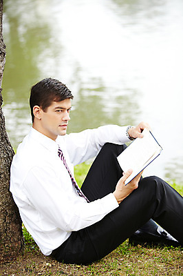 포토 JPG 주간 전신 서양인 외국인 해외기획촬영 공원 2011년태국 남자 호수 포즈 비즈니스 모션 휴식 한명 들기 사람 앉기 정장 잔디 20대 성인 야외 옆모습 책 기댐 도시 직장인 비즈니스맨 남자만 남자한명만 성인남자만 청년만 청년남자만 청년남자한명만 성인한명만 성인남자한명만 성인만 국내포토 자연요소 식물 직업 1 옷 공공시설 뷰포인트 컨셉 인종 청년 파일형식