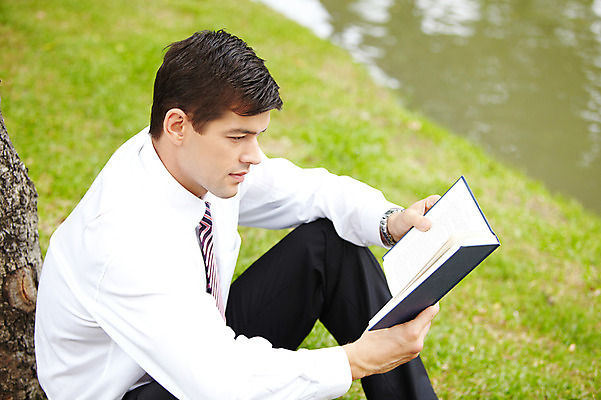 포토 JPG 주간 서양인 외국인 해외기획촬영 응시 공원 2011년태국 남자 포즈 비즈니스 모션 휴식 한명 들기 사람 앉기 정장 잔디 상반신 20대 성인 야외 책 기댐 도시 직장인 비즈니스맨 남자만 남자한명만 성인남자만 청년만 청년남자만 청년남자한명만 성인한명만 성인남자한명만 성인만 국내포토 자연요소 식물 직업 1 시선 옷 공공시설 컨셉 인종 청년 파일형식