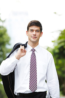 포토 JPG 주간 서양인 외국인 나무 식물 해외기획촬영 공원 2011년태국 남자 포즈 비즈니스 모션 휴식 한명 서기 미소 웃음 들기 사람 정장 상반신 20대 성인 야외 노트북 컴퓨터 도시 직장인 비즈니스맨 남자만 남자한명만 성인남자만 청년만 청년남자만 청년남자한명만 성인한명만 성인남자한명만 성인만 국내포토 자연요소 직업 1 옷 공공시설 컨셉 표정 인종 청년 전자제품 파일형식