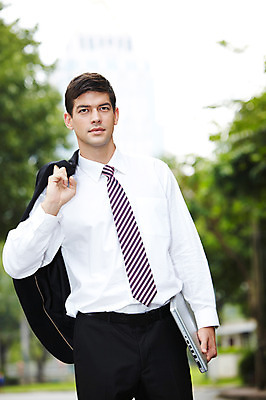 포토 JPG 주간 서양인 외국인 나무 식물 해외기획촬영 공원 2011년태국 남자 포즈 비즈니스 모션 휴식 한명 서기 들기 사람 정장 상반신 20대 성인 야외 노트북 컴퓨터 도시 직장인 비즈니스맨 남자만 남자한명만 성인남자만 청년만 청년남자만 청년남자한명만 성인한명만 성인남자한명만 성인만 국내포토 자연요소 직업 1 옷 공공시설 컨셉 인종 청년 전자제품 파일형식