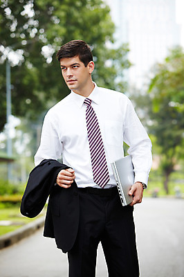 포토 JPG 주간 서양인 외국인 나무 식물 해외기획촬영 공원 2011년태국 남자 포즈 비즈니스 모션 휴식 한명 서기 미소 웃음 들기 사람 정장 상반신 20대 성인 야외 노트북 컴퓨터 도시 직장인 비즈니스맨 남자만 남자한명만 성인남자만 청년만 청년남자만 청년남자한명만 성인한명만 성인남자한명만 성인만 국내포토 자연요소 직업 1 옷 공공시설 컨셉 표정 인종 청년 전자제품 파일형식