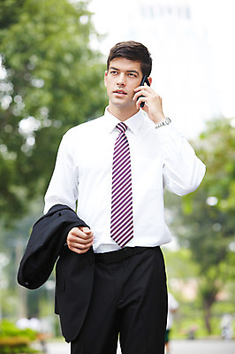 포토 JPG 주간 서양인 외국인 나무 식물 해외기획촬영 공원 2011년태국 남자 포즈 비즈니스 모션 휴식 한명 서기 들기 사람 정장 상반신 20대 성인 야외 스마트폰 핸드폰 도시 직장인 비즈니스맨 통화 남자만 남자한명만 성인남자만 청년만 청년남자만 청년남자한명만 성인한명만 성인남자한명만 성인만 국내포토 자연요소 직업 1 옷 공공시설 컨셉 인종 청년 전자제품 스마트기기 파일형식