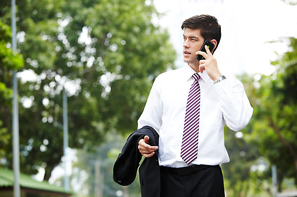 포토 JPG 주간 서양인 외국인 나무 식물 해외기획촬영 공원 2011년태국 남자 포즈 비즈니스 모션 휴식 한명 서기 들기 사람 정장 상반신 20대 성인 야외 스마트폰 핸드폰 도시 직장인 비즈니스맨 통화 남자만 남자한명만 성인남자만 청년만 청년남자만 청년남자한명만 성인한명만 성인남자한명만 성인만 국내포토 자연요소 직업 1 옷 공공시설 컨셉 인종 청년 전자제품 스마트기기 파일형식