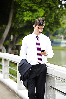 포토 JPG 주간 서양인 외국인 나무 식물 해외기획촬영 응시 공원 2011년태국 남자 호수 포즈 비즈니스 난간 모션 휴식 한명 서기 들기 사람 정장 상반신 20대 성인 야외 스마트폰 핸드폰 기댐 도시 직장인 비즈니스맨 가교 남자만 남자한명만 성인남자만 청년만 청년남자만 청년남자한명만 성인한명만 성인남자한명만 성인만 국내포토 자연요소 직업 1 건축물 시선 옷 공공시설 컨셉 인종 청년 전자제품 스마트기기 파일형식