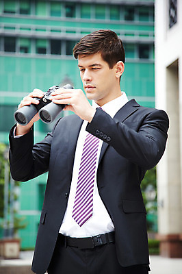 포토 JPG 주간 서양인 외국인 해외기획촬영 건축물 2011년태국 남자 포즈 비즈니스 모션 한명 서기 들기 사람 정장 빌딩 상반신 20대 성인 야외 건물 쌍안경 망원경 관찰 도시 직장인 비즈니스맨 도심 남자만 남자한명만 성인남자만 청년만 청년남자만 청년남자한명만 성인한명만 성인남자한명만 성인만 국내포토 자연요소 직업 1 옷 건축 인종 청년 파일형식