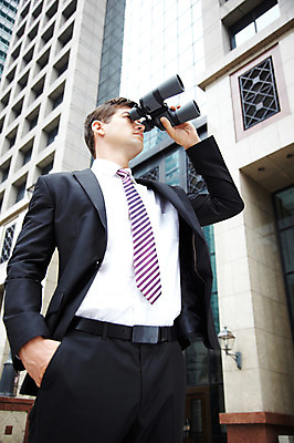포토 JPG 주간 서양인 외국인 해외기획촬영 건축물 2011년태국 남자 포즈 비즈니스 모션 한명 서기 들기 사람 정장 빌딩 상반신 20대 성인 야외 건물 쌍안경 망원경 관찰 도시 직장인 비즈니스맨 도심 남자만 남자한명만 성인남자만 청년만 청년남자만 청년남자한명만 성인한명만 성인남자한명만 성인만 국내포토 자연요소 직업 1 옷 건축 인종 청년 파일형식