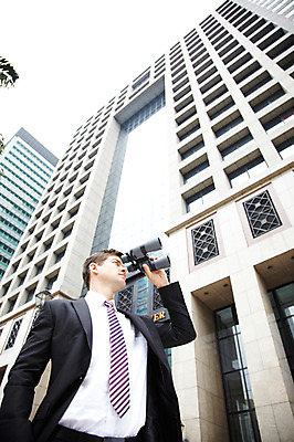 포토 JPG 주간 서양인 외국인 해외기획촬영 건축물 2011년태국 남자 로우앵글 포즈 비즈니스 모션 한명 서기 들기 사람 정장 빌딩 상반신 20대 성인 야외 건물 쌍안경 망원경 관찰 도시 직장인 비즈니스맨 도심 남자만 남자한명만 성인남자만 청년만 청년남자만 청년남자한명만 성인한명만 성인남자한명만 성인만 국내포토 자연요소 직업 1 옷 건축 뷰포인트 인종 청년 파일형식
