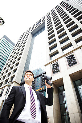 포토 JPG 주간 서양인 외국인 해외기획촬영 건축물 2011년태국 남자 로우앵글 포즈 비즈니스 모션 한명 서기 들기 사람 정장 빌딩 상반신 20대 성인 야외 건물 쌍안경 망원경 관찰 도시 직장인 비즈니스맨 도심 남자만 남자한명만 성인남자만 청년만 청년남자만 청년남자한명만 성인한명만 성인남자한명만 성인만 국내포토 자연요소 직업 1 옷 건축 뷰포인트 인종 청년 파일형식
