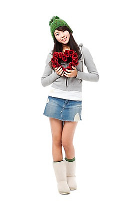 포토 JPG 스튜디오촬영 전신 모자 학생 계절 여자 기념일 꽃 행복 대학생 포즈 크리스마스 겨울 모션 실내 한명 서기 미소 웃음 들기 누끼 사람 동양인 이벤트 20대 성인 장미 화환 기쁨 한국인 즐거움 오브젝트 여자만 여자한명만 성인여자만 청년만 청년여자만 성인한명만 청년여자한명만 성인여자한명만 성인만 국내포토 식물 1 잡화 감정 표정 인종 청년 내부 파일형식