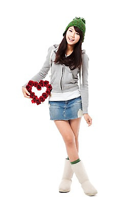 포토 JPG 스튜디오촬영 전신 모자 학생 계절 여자 기념일 꽃 행복 대학생 포즈 크리스마스 겨울 모션 실내 한명 서기 미소 웃음 들기 누끼 사람 동양인 이벤트 20대 성인 장미 화환 기쁨 한국인 즐거움 오브젝트 여자만 여자한명만 성인여자만 청년만 청년여자만 성인한명만 청년여자한명만 성인여자한명만 성인만 국내포토 식물 1 잡화 감정 표정 인종 청년 내부 파일형식