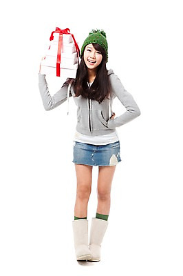 포토 JPG 스튜디오촬영 전신 모자 학생 계절 여자 기념일 행복 대학생 포즈 크리스마스 겨울 모션 실내 선물 한명 서기 미소 웃음 들기 누끼 사람 동양인 이벤트 20대 성인 선물상자 상자 기쁨 한국인 즐거움 여자만 여자한명만 성인여자만 청년만 청년여자만 성인한명만 청년여자한명만 성인여자한명만 성인만 국내포토 1 잡화 감정 표정 인종 청년 내부 파일형식