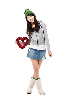 포토 JPG 스튜디오촬영 전신 모자 학생 계절 여자 기념일 꽃 행복 대학생 포즈 크리스마스 겨울 모션 실내 한명 서기 미소 웃음 들기 누끼 사람 동양인 이벤트 20대 성인 장미 화환 기쁨 한국인 즐거움 오브젝트 여자만 여자한명만 성인여자만 청년만 청년여자만 성인한명만 청년여자한명만 성인여자한명만 성인만 국내포토 식물 1 잡화 감정 표정 인종 청년 내부 파일형식