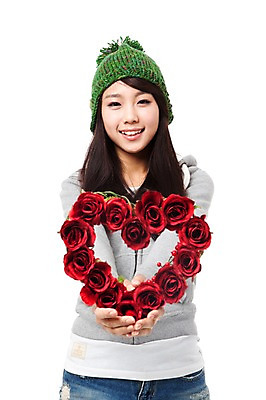 포토 JPG 스튜디오촬영 모자 학생 계절 여자 기념일 꽃 행복 대학생 포즈 크리스마스 겨울 모션 실내 한명 서기 미소 웃음 들기 누끼 사람 동양인 이벤트 상반신 20대 성인 장미 화환 기쁨 한국인 즐거움 오브젝트 여자만 여자한명만 성인여자만 청년만 청년여자만 성인한명만 청년여자한명만 성인여자한명만 성인만 국내포토 식물 1 잡화 감정 표정 인종 청년 내부 파일형식