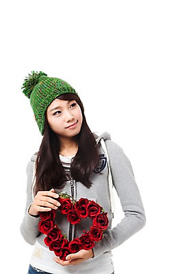 포토 JPG 스튜디오촬영 모자 학생 계절 여자 기념일 꽃 행복 대학생 포즈 크리스마스 겨울 모션 실내 한명 서기 미소 웃음 들기 누끼 사람 동양인 이벤트 상반신 20대 성인 장미 화환 기쁨 한국인 즐거움 오브젝트 여자만 여자한명만 성인여자만 청년만 청년여자만 성인한명만 청년여자한명만 성인여자한명만 성인만 국내포토 식물 1 잡화 감정 표정 인종 청년 내부 파일형식