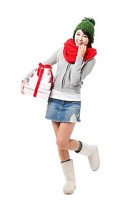 포토 JPG 스튜디오촬영 전신 모자 학생 계절 여자 기념일 행복 대학생 포즈 크리스마스 겨울 모션 실내 선물 한명 서기 미소 웃음 들기 누끼 사람 동양인 이벤트 20대 성인 선물상자 상자 목도리 기쁨 한국인 즐거움 여자만 여자한명만 성인여자만 청년만 청년여자만 성인한명만 청년여자한명만 성인여자한명만 성인만 국내포토 1 잡화 감정 표정 인종 청년 내부 파일형식