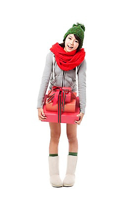 포토 JPG 스튜디오촬영 전신 모자 학생 계절 여자 기념일 행복 대학생 포즈 크리스마스 겨울 모션 실내 선물 한명 서기 미소 웃음 들기 누끼 사람 동양인 이벤트 20대 성인 선물상자 상자 목도리 기쁨 한국인 즐거움 여자만 여자한명만 성인여자만 청년만 청년여자만 성인한명만 청년여자한명만 성인여자한명만 성인만 국내포토 1 잡화 감정 표정 인종 청년 내부 파일형식