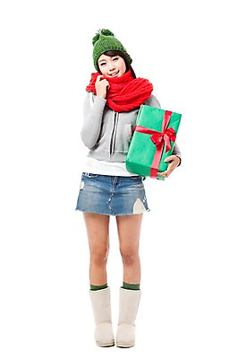 포토 JPG 스튜디오촬영 전신 모자 학생 계절 여자 기념일 행복 대학생 포즈 크리스마스 겨울 모션 실내 선물 한명 서기 미소 웃음 들기 누끼 사람 동양인 이벤트 20대 성인 선물상자 상자 목도리 기쁨 한국인 즐거움 여자만 여자한명만 성인여자만 청년만 청년여자만 성인한명만 청년여자한명만 성인여자한명만 성인만 국내포토 1 잡화 감정 표정 인종 청년 내부 파일형식