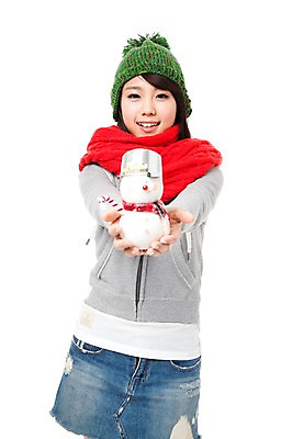 포토 JPG 스튜디오촬영 모자 학생 계절 여자 기념일 행복 인형 대학생 포즈 크리스마스장식 크리스마스 겨울 모션 눈사람 크리스마스용품 실내 한명 서기 미소 웃음 들기 누끼 사람 동양인 이벤트 상반신 20대 성인 장식 목도리 기쁨 한국인 즐거움 오브젝트 여자만 여자한명만 성인여자만 청년만 청년여자만 성인한명만 청년여자한명만 성인여자한명만 성인만 국내포토 1 잡화 감정 표정 인종 청년 내부 용품 파일형식