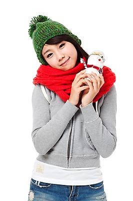 포토 JPG 스튜디오촬영 모자 학생 계절 여자 기념일 행복 인형 대학생 포즈 크리스마스장식 크리스마스 겨울 모션 눈사람 크리스마스용품 실내 한명 서기 미소 웃음 들기 누끼 사람 동양인 이벤트 상반신 20대 성인 장식 목도리 기쁨 한국인 즐거움 오브젝트 여자만 여자한명만 성인여자만 청년만 청년여자만 성인한명만 청년여자한명만 성인여자한명만 성인만 국내포토 1 잡화 감정 표정 인종 청년 내부 용품 파일형식