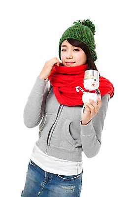 포토 JPG 스튜디오촬영 모자 학생 계절 여자 기념일 행복 인형 대학생 포즈 크리스마스장식 크리스마스 겨울 모션 눈사람 크리스마스용품 실내 윙크 한명 서기 미소 웃음 들기 누끼 사람 동양인 이벤트 상반신 20대 성인 장식 목도리 기쁨 한국인 즐거움 오브젝트 여자만 여자한명만 성인여자만 청년만 청년여자만 성인한명만 청년여자한명만 성인여자한명만 성인만 국내포토 1 잡화 감정 표정 인종 청년 내부 용품 파일형식