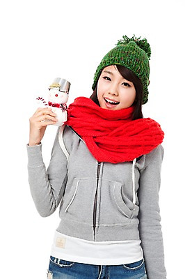 포토 JPG 스튜디오촬영 모자 학생 계절 여자 기념일 행복 인형 대학생 포즈 크리스마스장식 크리스마스 겨울 모션 눈사람 크리스마스용품 실내 한명 서기 미소 웃음 들기 누끼 사람 동양인 이벤트 상반신 20대 성인 장식 목도리 기쁨 한국인 즐거움 오브젝트 여자만 여자한명만 성인여자만 청년만 청년여자만 성인한명만 청년여자한명만 성인여자한명만 성인만 국내포토 1 잡화 감정 표정 인종 청년 내부 용품 파일형식