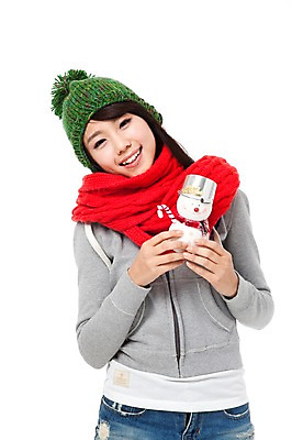 포토 JPG 스튜디오촬영 모자 학생 계절 여자 기념일 행복 인형 대학생 포즈 크리스마스장식 크리스마스 겨울 모션 눈사람 크리스마스용품 실내 한명 서기 미소 웃음 들기 누끼 사람 동양인 이벤트 상반신 20대 성인 장식 목도리 기쁨 한국인 즐거움 오브젝트 여자만 여자한명만 성인여자만 청년만 청년여자만 성인한명만 청년여자한명만 성인여자한명만 성인만 국내포토 1 잡화 감정 표정 인종 청년 내부 용품 파일형식