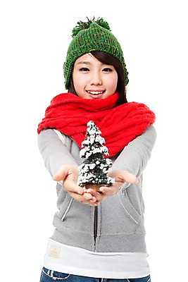 포토 JPG 스튜디오촬영 모자 학생 계절 여자 기념일 행복 대학생 포즈 크리스마스장식 크리스마스 겨울 모션 크리스마스용품 실내 한명 서기 미소 웃음 들기 누끼 사람 동양인 이벤트 상반신 20대 성인 크리스마스트리 목도리 기쁨 한국인 즐거움 오브젝트 여자만 여자한명만 성인여자만 청년만 청년여자만 성인한명만 청년여자한명만 성인여자한명만 성인만 국내포토 1 잡화 감정 표정 인종 청년 내부 용품 파일형식