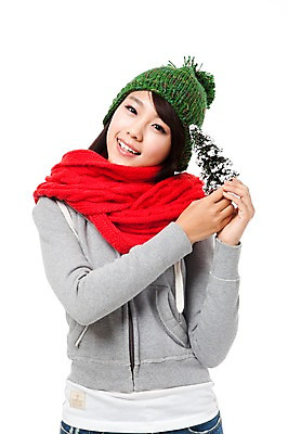 포토 JPG 스튜디오촬영 모자 학생 계절 여자 기념일 행복 대학생 포즈 크리스마스장식 크리스마스 겨울 모션 크리스마스용품 실내 한명 서기 미소 웃음 들기 누끼 사람 동양인 이벤트 상반신 20대 성인 크리스마스트리 목도리 기쁨 한국인 즐거움 오브젝트 여자만 여자한명만 성인여자만 청년만 청년여자만 성인한명만 청년여자한명만 성인여자한명만 성인만 국내포토 1 잡화 감정 표정 인종 청년 내부 용품 파일형식