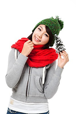 포토 JPG 스튜디오촬영 모자 학생 계절 여자 기념일 행복 대학생 포즈 크리스마스장식 크리스마스 겨울 모션 크리스마스용품 실내 한명 서기 미소 웃음 들기 누끼 사람 동양인 이벤트 상반신 20대 성인 크리스마스트리 목도리 기쁨 한국인 즐거움 오브젝트 여자만 여자한명만 성인여자만 청년만 청년여자만 성인한명만 청년여자한명만 성인여자한명만 성인만 국내포토 1 잡화 감정 표정 인종 청년 내부 용품 파일형식