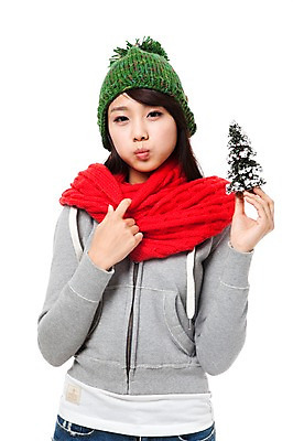 포토 JPG 스튜디오촬영 모자 학생 계절 여자 기념일 행복 대학생 포즈 크리스마스장식 크리스마스 겨울 모션 크리스마스용품 실내 한명 서기 미소 웃음 들기 누끼 사람 동양인 이벤트 상반신 20대 성인 크리스마스트리 목도리 기쁨 한국인 즐거움 오브젝트 여자만 여자한명만 성인여자만 청년만 청년여자만 성인한명만 청년여자한명만 성인여자한명만 성인만 국내포토 1 잡화 감정 표정 인종 청년 내부 용품 파일형식