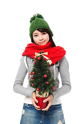 포토 JPG 스튜디오촬영 모자 학생 계절 여자 기념일 행복 대학생 포즈 크리스마스장식 크리스마스 겨울 모션 크리스마스용품 실내 한명 서기 미소 웃음 들기 누끼 사람 동양인 이벤트 상반신 20대 성인 크리스마스트리 목도리 기쁨 한국인 즐거움 오브젝트 여자만 여자한명만 성인여자만 청년만 청년여자만 성인한명만 청년여자한명만 성인여자한명만 성인만 국내포토 1 잡화 감정 표정 인종 청년 내부 용품 파일형식