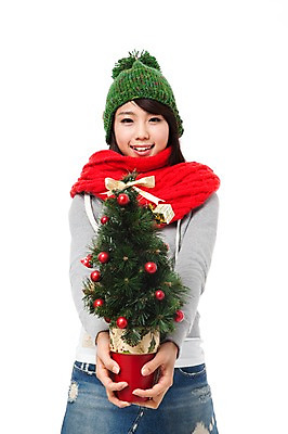 포토 JPG 스튜디오촬영 모자 학생 계절 여자 기념일 행복 대학생 포즈 크리스마스장식 크리스마스 겨울 모션 크리스마스용품 실내 한명 서기 미소 웃음 들기 누끼 사람 동양인 이벤트 상반신 20대 성인 크리스마스트리 목도리 기쁨 한국인 즐거움 오브젝트 여자만 여자한명만 성인여자만 청년만 청년여자만 성인한명만 청년여자한명만 성인여자한명만 성인만 국내포토 1 잡화 감정 표정 인종 청년 내부 용품 파일형식