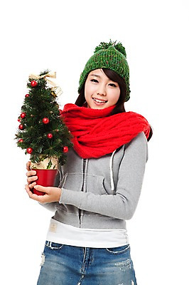 포토 JPG 스튜디오촬영 모자 학생 계절 여자 기념일 행복 대학생 포즈 크리스마스장식 크리스마스 겨울 모션 크리스마스용품 실내 한명 서기 미소 웃음 들기 누끼 사람 동양인 이벤트 상반신 20대 성인 크리스마스트리 목도리 기쁨 한국인 즐거움 오브젝트 여자만 여자한명만 성인여자만 청년만 청년여자만 성인한명만 청년여자한명만 성인여자한명만 성인만 국내포토 1 잡화 감정 표정 인종 청년 내부 용품 파일형식