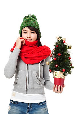 포토 JPG 스튜디오촬영 모자 학생 계절 여자 기념일 행복 대학생 포즈 크리스마스장식 크리스마스 겨울 모션 크리스마스용품 실내 윙크 한명 서기 미소 웃음 들기 누끼 사람 동양인 이벤트 상반신 20대 성인 크리스마스트리 목도리 기쁨 한국인 즐거움 오브젝트 여자만 여자한명만 성인여자만 청년만 청년여자만 성인한명만 청년여자한명만 성인여자한명만 성인만 국내포토 1 잡화 감정 표정 인종 청년 내부 용품 파일형식