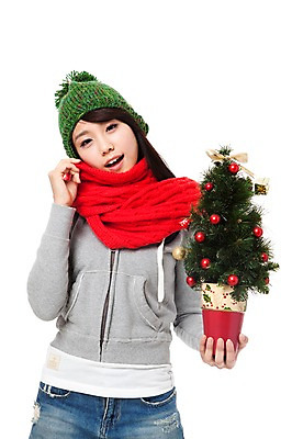 포토 JPG 스튜디오촬영 모자 학생 계절 여자 기념일 행복 대학생 포즈 크리스마스장식 크리스마스 겨울 모션 크리스마스용품 실내 한명 서기 미소 웃음 들기 누끼 사람 동양인 이벤트 상반신 20대 성인 크리스마스트리 목도리 기쁨 한국인 즐거움 오브젝트 여자만 여자한명만 성인여자만 청년만 청년여자만 성인한명만 청년여자한명만 성인여자한명만 성인만 국내포토 1 잡화 감정 표정 인종 청년 내부 용품 파일형식