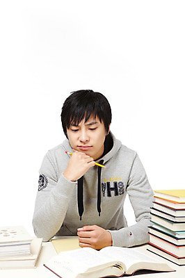 포토 JPG 스튜디오촬영 학생 라이프스타일 교육 남자 대학생 포즈 생각 모션 대학생라이프 문구용품 실내 한명 들기 누끼 사람 앉기 동양인 상반신 20대 성인 책 필기구 연필 쌓기 캠퍼스라이프 공책 펼침 한국인 여러권 고민 남자만 남자한명만 성인남자만 청년만 청년남자만 청년남자한명만 성인한명만 성인남자한명만 성인만 국내포토 1 감정 다수 학용품 인종 청년 내부 생활 오브젝트 파일형식