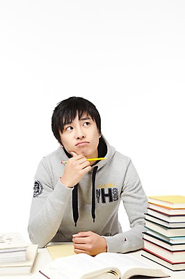 포토 JPG 스튜디오촬영 학생 라이프스타일 교육 남자 대학생 포즈 생각 모션 대학생라이프 문구용품 실내 한명 들기 누끼 사람 앉기 동양인 상반신 20대 성인 책 필기구 연필 쌓기 캠퍼스라이프 공책 펼침 한국인 여러권 고민 남자만 남자한명만 성인남자만 청년만 청년남자만 청년남자한명만 성인한명만 성인남자한명만 성인만 국내포토 1 감정 다수 학용품 인종 청년 내부 생활 오브젝트 파일형식