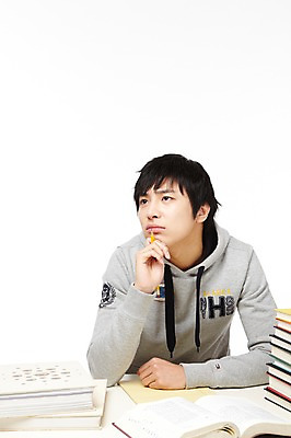 포토 JPG 스튜디오촬영 학생 라이프스타일 교육 남자 대학생 포즈 생각 모션 대학생라이프 문구용품 실내 한명 들기 누끼 사람 앉기 동양인 상반신 20대 성인 책 필기구 연필 쌓기 캠퍼스라이프 공책 펼침 한국인 여러권 고민 남자만 남자한명만 성인남자만 청년만 청년남자만 청년남자한명만 성인한명만 성인남자한명만 성인만 국내포토 1 감정 다수 학용품 인종 청년 내부 생활 오브젝트 파일형식