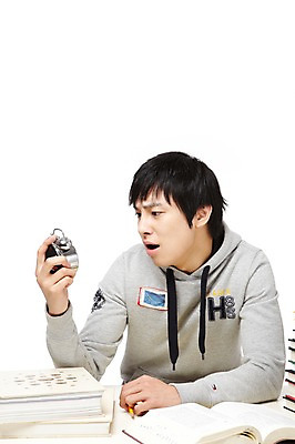 포토 JPG 스튜디오촬영 학생 라이프스타일 교육 남자 대학생 시계 포즈 모션 대학생라이프 문구용품 실내 한명 들기 누끼 사람 앉기 동양인 상반신 20대 성인 책 필기구 연필 쌓기 캠퍼스라이프 공책 놀람 펼침 한국인 자명종 시간 여러권 탁상시계 시간관리 남자만 남자한명만 성인남자만 청년만 청년남자만 청년남자한명만 성인한명만 성인남자한명만 성인만 국내포토 1 감정 다수 학용품 표정 인종 청년 내부 생활 알람 오브젝트 파일형식