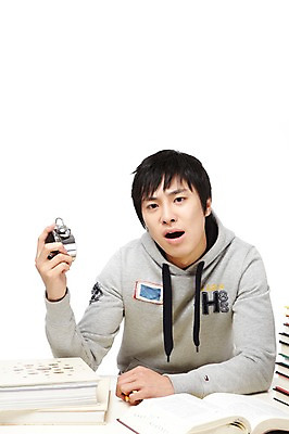 포토 JPG 스튜디오촬영 학생 라이프스타일 교육 남자 대학생 시계 포즈 모션 대학생라이프 문구용품 실내 한명 들기 누끼 사람 앉기 동양인 상반신 20대 성인 책 쌓기 캠퍼스라이프 공책 놀람 펼침 한국인 자명종 시간 여러권 탁상시계 시간관리 남자만 남자한명만 성인남자만 청년만 청년남자만 청년남자한명만 성인한명만 성인남자한명만 성인만 국내포토 1 감정 다수 표정 인종 청년 내부 생활 알람 오브젝트 파일형식