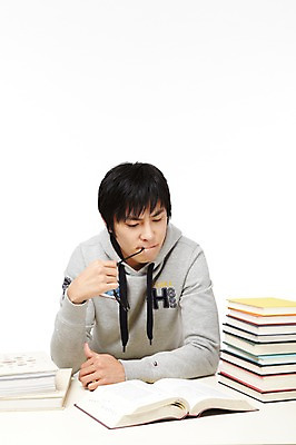 포토 JPG 스튜디오촬영 학생 라이프스타일 교육 남자 안경 대학생 포즈 생각 모션 대학생라이프 문구용품 실내 한명 들기 누끼 사람 앉기 동양인 상반신 20대 성인 책 쌓기 캠퍼스라이프 공책 펼침 한국인 여러권 고민 어려움 남자만 남자한명만 성인남자만 청년만 청년남자만 청년남자한명만 성인한명만 성인남자한명만 성인만 국내포토 1 잡화 감정 다수 인종 청년 내부 생활 오브젝트 파일형식