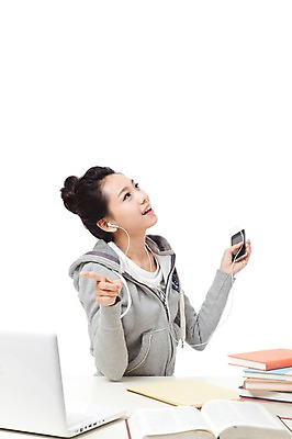 포토 JPG 스튜디오촬영 학생 라이프스타일 여자 교육 대학생 이어폰 포즈 모션 대학생라이프 문구용품 실내 한명 미소 웃음 들기 누끼 사람 앉기 동양인 상반신 20대 성인 책 노트북 스마트폰 핸드폰 컴퓨터 필기구 연필 쌓기 캠퍼스라이프 공책 펼침 음악감상 한국인 여러권 여자만 여자한명만 성인여자만 청년만 청년여자만 성인한명만 청년여자한명만 성인여자한명만 성인만 국내포토 1 음향기기 다수 학용품 표정 인종 청년 내부 생활 전자제품 스마트기기 감상 오브젝트 파일형식