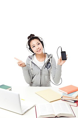 포토 JPG 스튜디오촬영 학생 라이프스타일 여자 교육 대학생 포즈 모션 대학생라이프 문구용품 실내 한명 미소 웃음 들기 누끼 사람 앉기 동양인 상반신 20대 성인 책 노트북 스마트폰 핸드폰 컴퓨터 필기구 연필 캠퍼스라이프 헤드폰 공책 펼침 음악감상 한국인 여자만 여자한명만 성인여자만 청년만 청년여자만 성인한명만 청년여자한명만 성인여자한명만 성인만 국내포토 1 음향기기 학용품 표정 인종 청년 내부 생활 전자제품 스마트기기 감상 오브젝트 파일형식