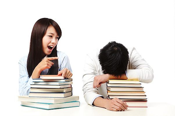 포토 JPG 스튜디오촬영 학생 라이프스타일 여자 교육 남자 엎드리기 대학생 포즈 모션 대학생라이프 실내 들기 누끼 사람 앉기 동양인 손짓 상반신 20대 성인 두명 책 쌓기 캠퍼스라이프 한국인 가리킴 여러권 청년만 성인만 국내포토 다수 인종 청년 내부 생활 파일형식