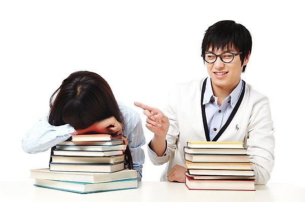 포토 JPG 스튜디오촬영 학생 라이프스타일 여자 교육 남자 엎드리기 대학생 포즈 모션 대학생라이프 실내 들기 누끼 사람 앉기 동양인 손짓 상반신 20대 성인 두명 책 쌓기 캠퍼스라이프 한국인 가리킴 여러권 청년만 성인만 국내포토 다수 인종 청년 내부 생활 파일형식