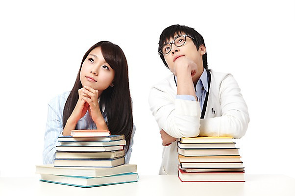 포토 JPG 스튜디오촬영 학생 라이프스타일 여자 교육 남자 대학생 포즈 생각 모션 대학생라이프 실내 들기 누끼 사람 앉기 동양인 상반신 20대 성인 두명 책 쌓기 캠퍼스라이프 턱괴기 한국인 여러권 고민 청년만 성인만 국내포토 감정 다수 인종 청년 내부 생활 파일형식