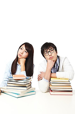 포토 JPG 스튜디오촬영 학생 라이프스타일 여자 교육 남자 대학생 포즈 생각 모션 대학생라이프 실내 들기 누끼 사람 앉기 동양인 상반신 20대 성인 두명 책 쌓기 캠퍼스라이프 턱괴기 한국인 여러권 고민 청년만 성인만 국내포토 감정 다수 인종 청년 내부 생활 파일형식